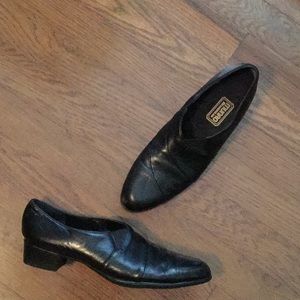 Munro size 6 Black Leather Pumps